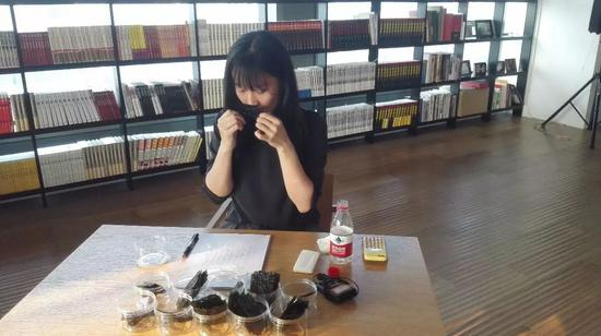 （每品尝完一个样品都要漱口，以免影响下一款海苔的口感和味道。）