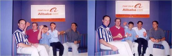 David（左一）和马云及其他几个早期外籍员工合影