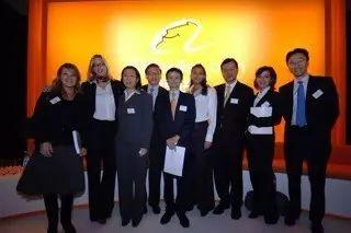 Abir（左二）在2007年阿里巴巴香港上市时的合影