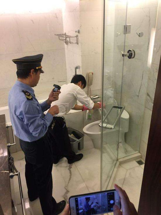 海淀区卫生计生监督所供图&nbsp;&nbsp;图注：&nbsp;海淀区卫生和计划生育监督所联合海淀区疾病预防控制中心工作人员对北京香格里拉饭店的客房毛巾、浴巾、被罩、口杯、浴盆、脸盆等按照相应的检测项目进行了采样，共计采样20件，统一送海淀疾控中心实验室进行检测，全面掌握客房公共设施的清洁消毒状况。