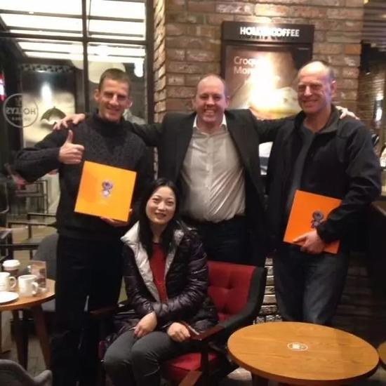Jan、Colm、David（后排从左到右）在阿里美国上市后的合影