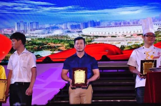 第十七届盱眙龙虾节，於新凯发明的“都梁香龙虾”荣获盱眙龙虾名菜，盱眙在古代就叫都梁。