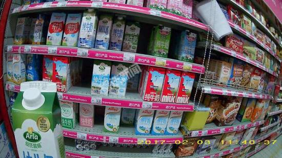 在国内的超市销售的牛奶右上角有“皇室标记”&nbsp;&nbsp;