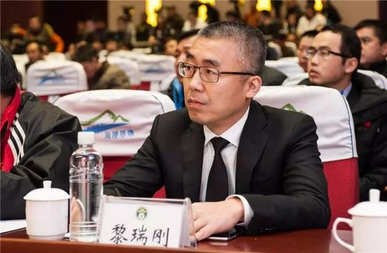 　黎瑞刚的华人文化控股，目前已经收购了上海男篮20%左右的股份。