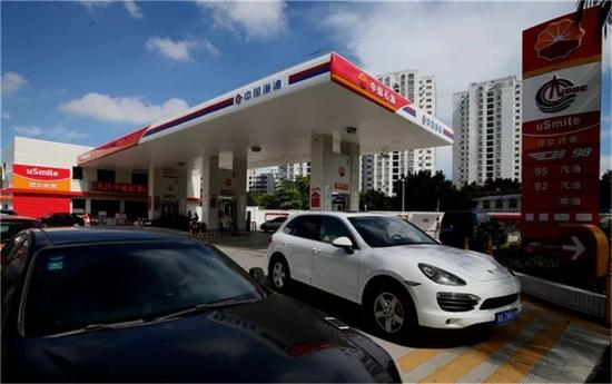 这家加油站同时悬挂中石油和中海油LOGO。