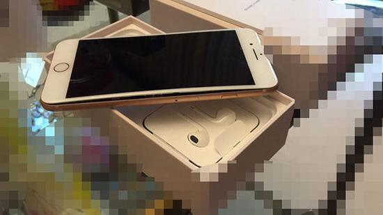 ▲刘先生新购买的iPhone 8 Plus拆包后发现爆裂（图片来源：澎湃新闻）