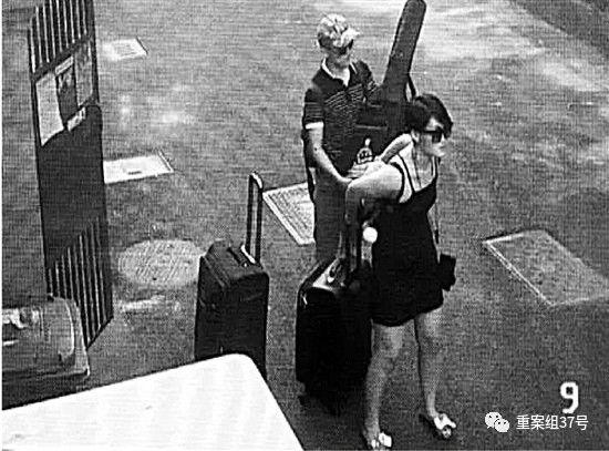 ▲婚房出租5天被“洗劫一空” 监拍年轻租客夫妇搬运小区监控录像。 &nbsp; 新京报“我们视频”出品