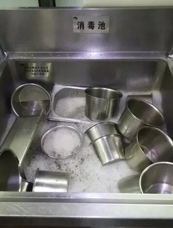  海底捞餐具消毒池