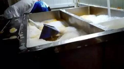  8月25日媒体报道海底捞后厨问题，簸箕在洗碗槽内