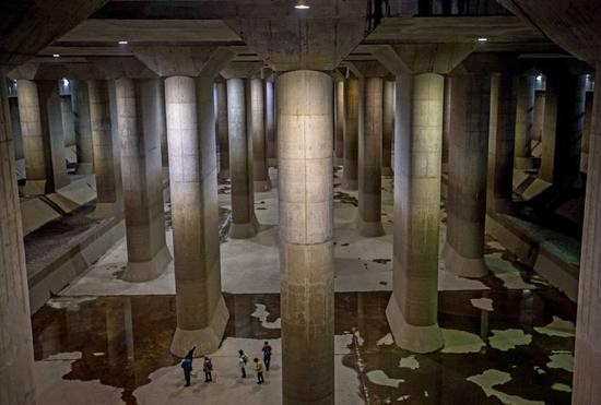 日本东京，世界上最大的地下排水系统——“首都圈外围排水系统”。日本人将这个长177米、宽78米的蓄水池称作“地下神庙”。图/ CFP