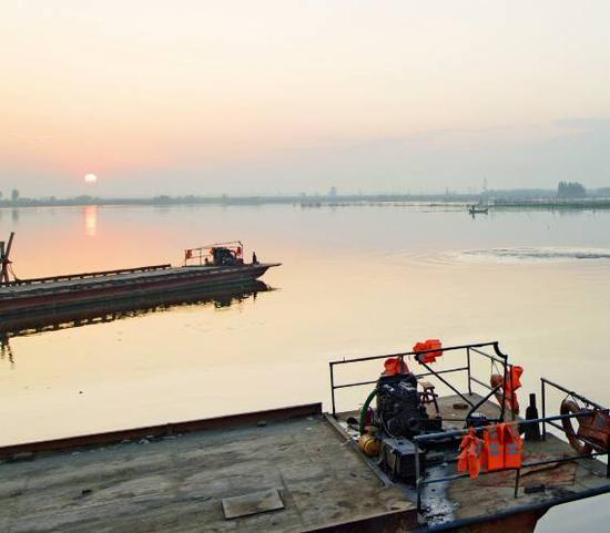 安新县端村渡口，去往杨刘庄的车辆需要在这里摆渡。摄影/贺友顺