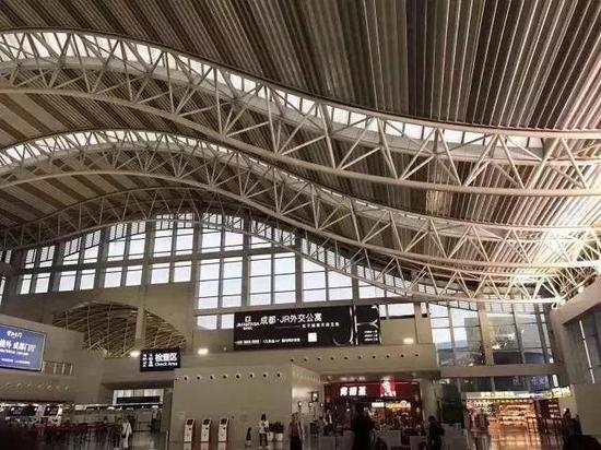 此前成都双流机场候机厅出现的违法广告 图据网络