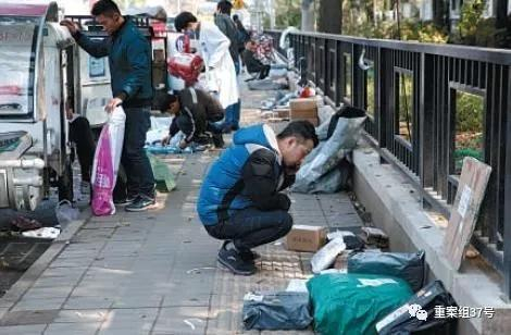 ▲10月23日，北京，快递员正在清点快递。&nbsp;&nbsp;&nbsp;&nbsp;新京报记者 陶冉 摄