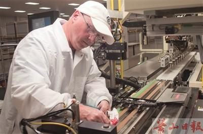 中国品牌走出国门。2015年，美方员工在万向美国公司一处太阳能面板生产车间工作。