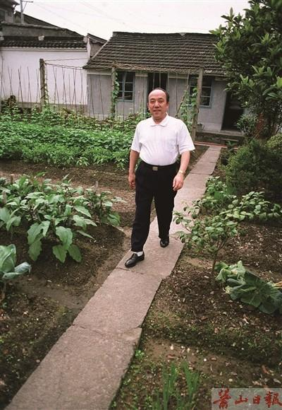 1998年，鲁冠球在自己的菜园中。
