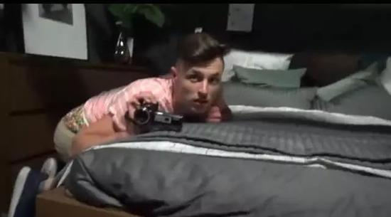 不仅在宜家约会 还拍全家福