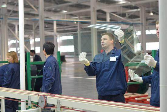 俄罗斯生产基地里的中俄员工，以一样的严格标准，检验着每一片玻璃 &nbsp;&nbsp;图片来源：被访者供图