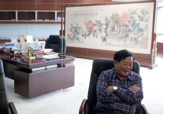 为2011年6月，曹德旺接受《中国企业家》杂志专访 。这一年，65岁的曹德旺做了件大事：从自己持有的福耀玻璃股份中抽出价值35.49亿元的3亿股，设立了一家非公募的慈善基金会，并用自己父亲的名字给基金会命名：河仁 &nbsp;&nbsp;图片来源：中企资料图