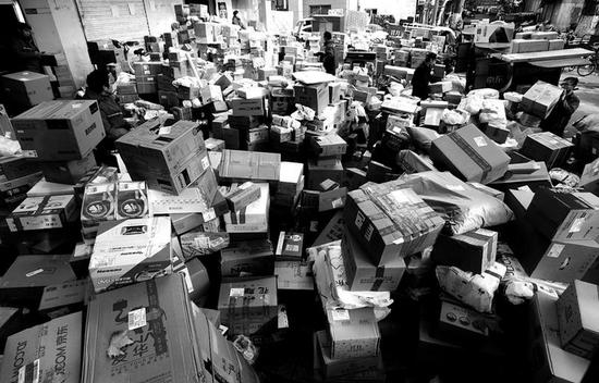 &nbsp;&nbsp;&nbsp;&nbsp;堆积如山的快递&nbsp;&nbsp;&nbsp;&nbsp;本报记者代泽均摄