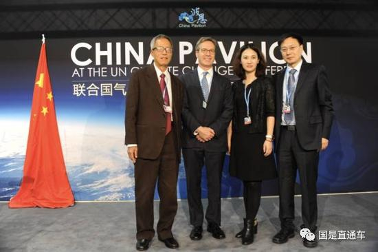 左起为中国气候传播项目中心主任郑保卫、耶鲁大学气候传播项目主任安东尼、中新社经济部主任俞岚、国家应对气候变化战略研究和国际合作中心综合部副主任张志强。（&nbsp;彭大伟 摄）