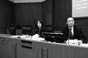  昨天上午，市一中院开庭喜隆多大火赔偿责任纠纷案，终审判决驳回上诉，维持原判，即麦当劳公司、喜隆多公司、农工商公司分别承担45%、45%和10%的赔偿责任。 　　北京晨报记者 郝笑天/摄