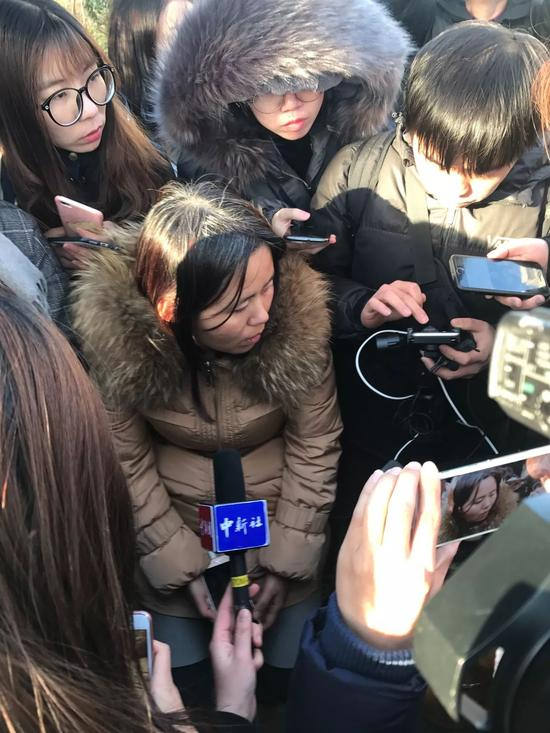 家长在红黄蓝新天地分园外接受记者采访。图|《中国新闻周刊》记者钱炜