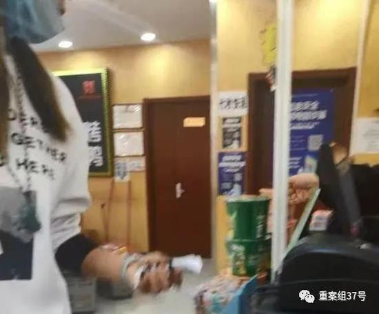 ▲导游在特产店收银台回收游客的小票，然后交给店员换取回扣。新京报记者 吴采倩 摄