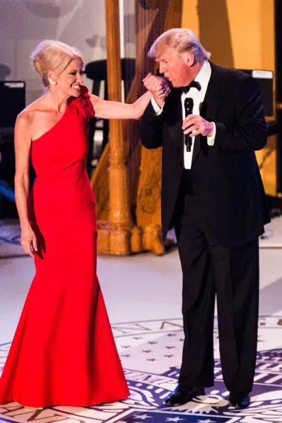  ·特朗普在一次公开活动中亲吻康威的手。