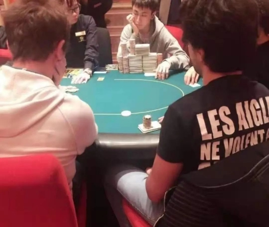 秦奋赌场沉思（图源：搜狐网）