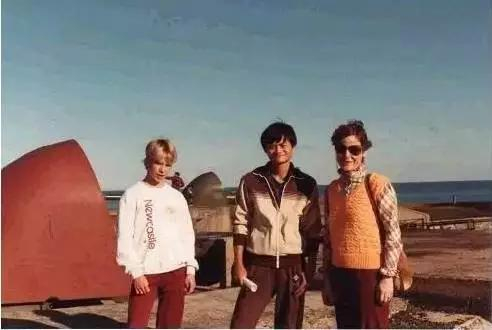 图中从左至右分别为：斯蒂芬·莫利、马云、莫利家的一个亲戚