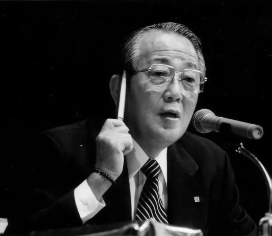 ▲ 在盛和塾上发表讲话