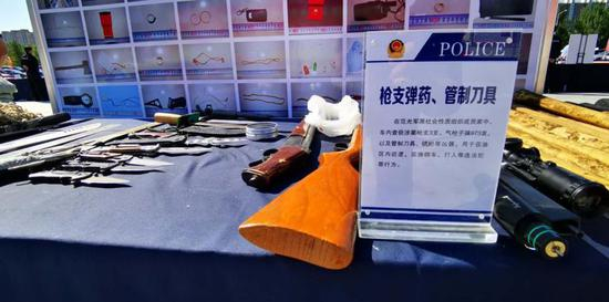 图：黑龙江绥化市扫黑除恶专项斗争阶段性成果展。摄影：吴一然