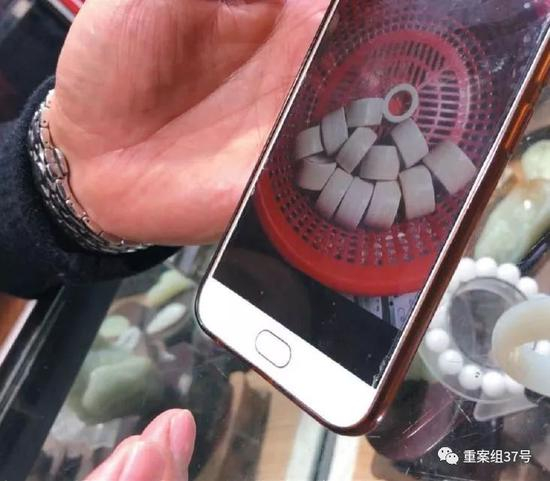 ▲2018年12月22日，广西浦寨口岸的玉石珠宝商潘文斌向记者展示其走私同伙发来的现代象牙制品。&nbsp; 新京报记者王嘉宁 摄