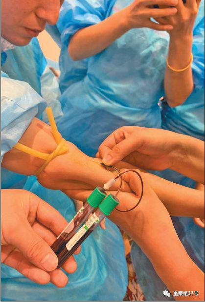 ▲6 月30 日，两名学员互相练习抽血，机构提供的采血管已经过期。新京报记者&nbsp;李明&nbsp;摄