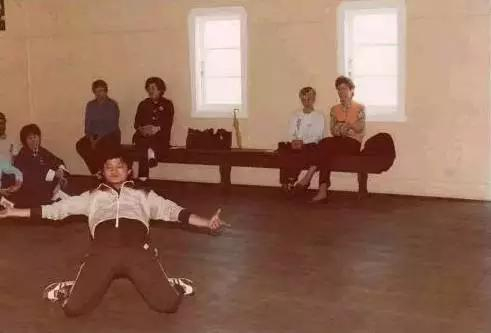 马云在澳大利亚当地的一个太极拳爱好者团体表演猴拳和醉拳