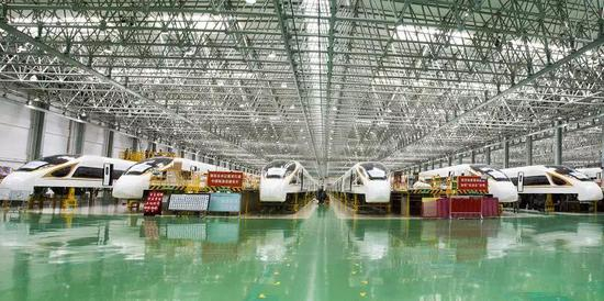 在中车长客股份有限公司总装车间，即将下线的“复兴号”中国标准动车组蔚为壮观。（中车长客供图）