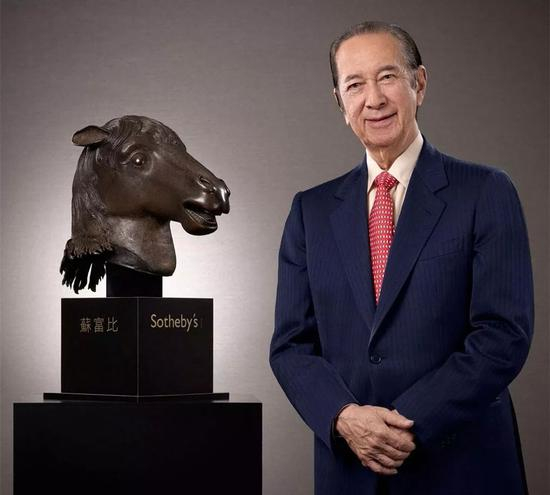 &nbsp;2003 及2007年，何鸿燊曾两度出手，将流失海外的圆明园大水法猪首及马首铜像买下，并送回北京。