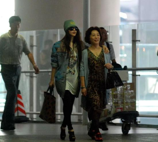 　　爱美神股东：范冰冰和母亲张传美