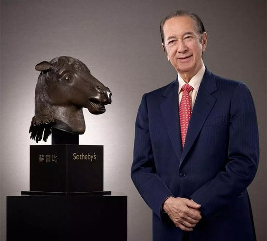  2003 及2007年，何鸿燊曾两度出手，将流失海外的圆明园大水法猪首及马首铜像买下，并送回北京。