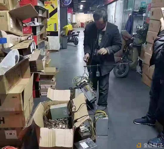 11月21日，“矿机按斤甩卖”上百度热搜，排名第二，搜索量达44万。