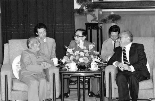 ▲资料图片：1987年9月，邓小平在人民大会堂会见基辛格博士，后排右一为廉正保。