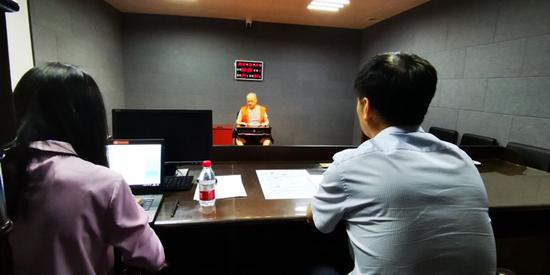 图：督导组成员正在看守所向李伟了解情况。摄影：吴一然。