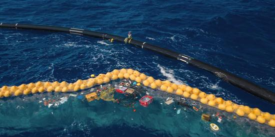 ▲“围塑栏”原型装置正在太平洋垃圾带收集塑料垃圾。图片来源：The Ocean Cleanup&nbsp;