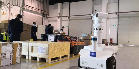 　智能巡逻机器人在广州白云机场海关查验区自动巡逻