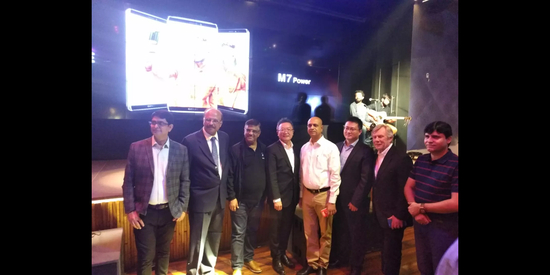 常士丹在M7power发布会跟合作伙伴合影