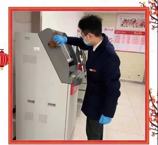 网点歇业后张敏辉为机具清洁消毒