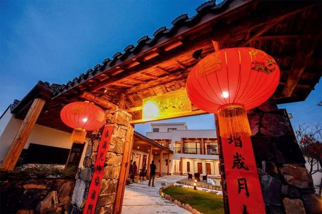 ↑ 浙江省杭州市临安区河桥古镇夜色中的民宿“初忆小院”&nbsp; 徐昱摄