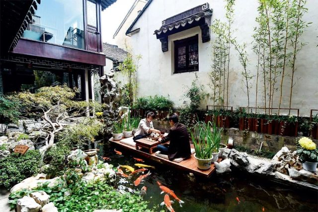 ↑&nbsp;苏州市吴江区同里古镇的一处民宿，游客在喝茶休闲 李博摄