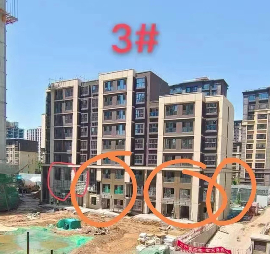 ▲业主还发现，3号楼不同单元的外立面可能都不一样，物业所在的红圈部分，已经挂上龙骨了，可以挂石材或者铝板，而橙色圈的区域为业主住宅区，只刷了真石漆。业主张女士供图。