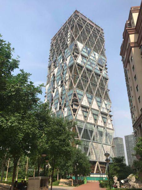图为北京中弘大厦。这座原定于今年9月交房的写字楼，已停工半年之久。如今只剩下百十米高的钢结构和零星铺设的玻璃幕墙。整个建筑耸立在朝阳区慈云寺桥西南角。摄影：李艳艳